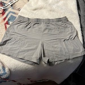 Columbia Shorts. Women’s L. Khaki